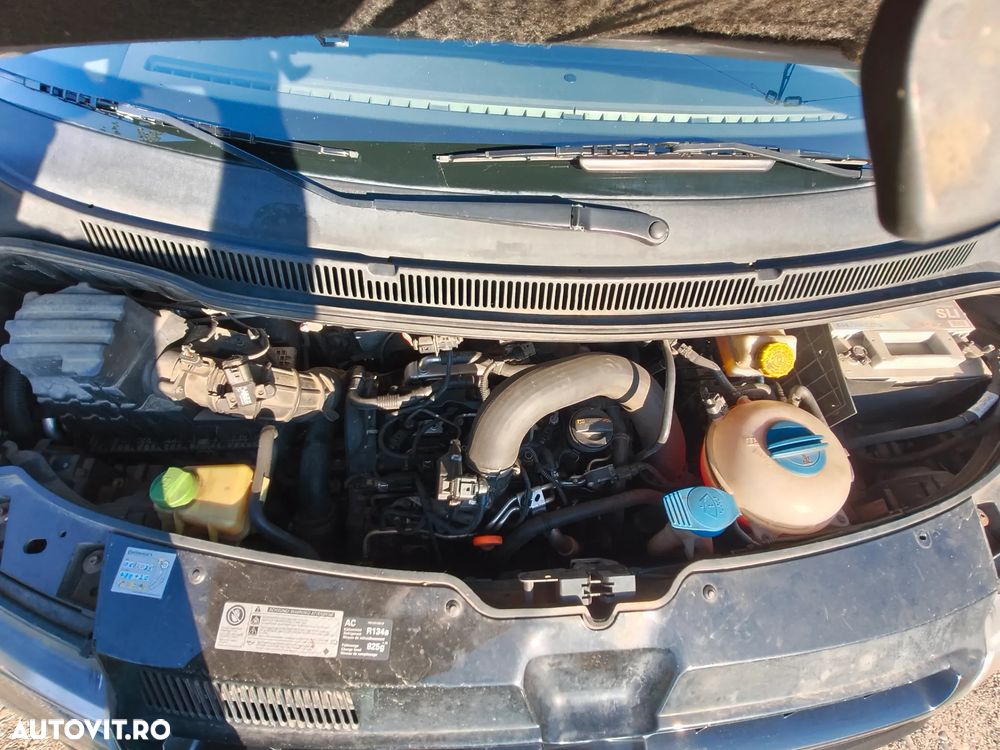 Volkswagen Caravelle - 13
