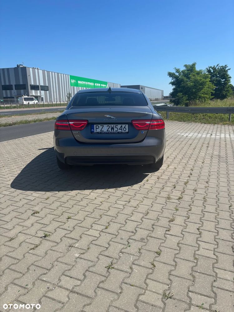 Jaguar XE 2.0 D Prestige - 4