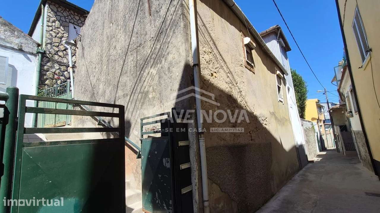 Moradia Térrea para Recuperar em Santa Marinha (Candal) - Grande imagem: 5/7