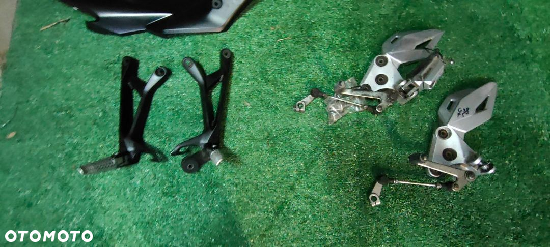 SUZUKI GSR 750 Stelaż felga dekiel set półka mocowanie tablicy tłumik - 10