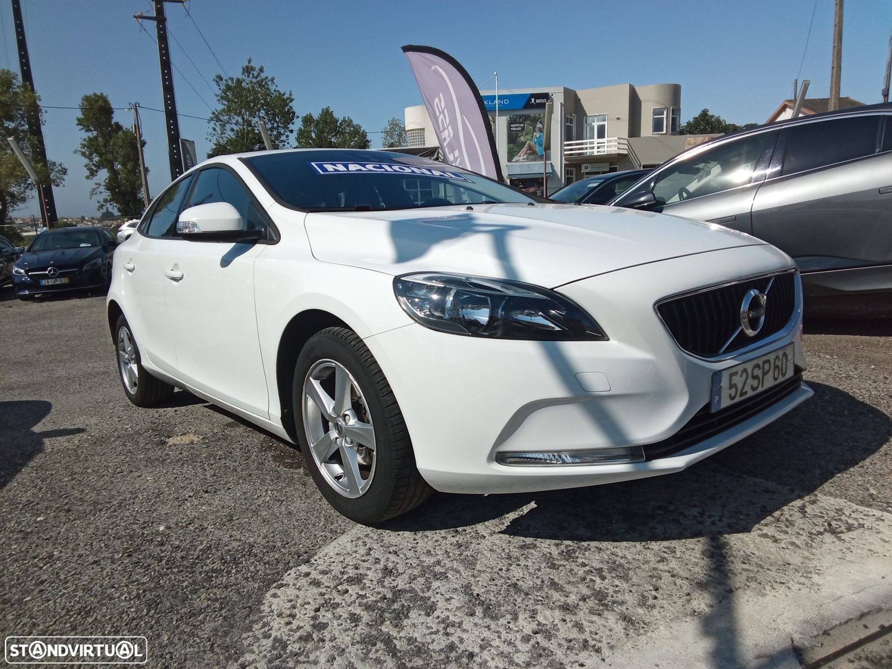 Volvo V40 2.0 D2 Momentum - 1