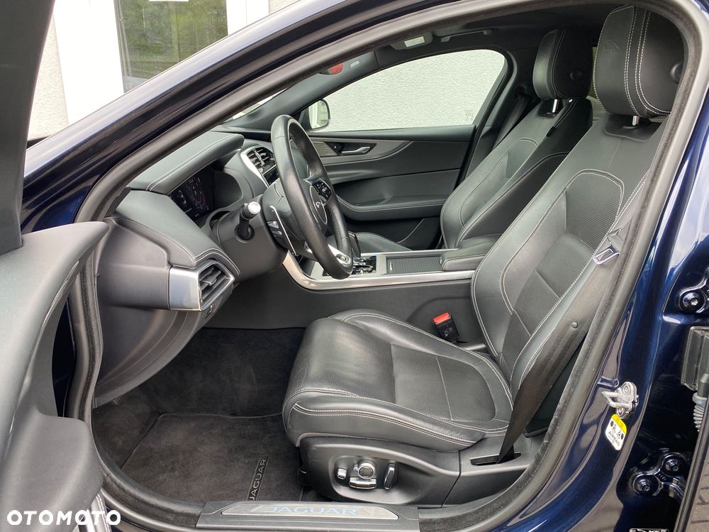 Jaguar XE P300 AWD R-Dynamic HSE - 30