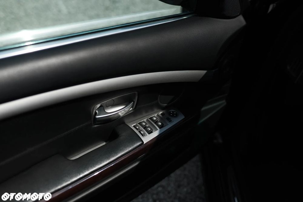 BMW Seria 7 750i - 36