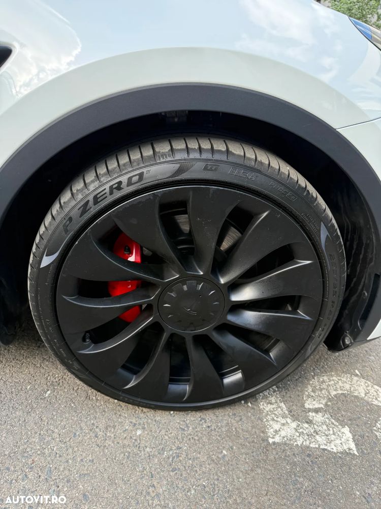 Tesla Model Y - 10