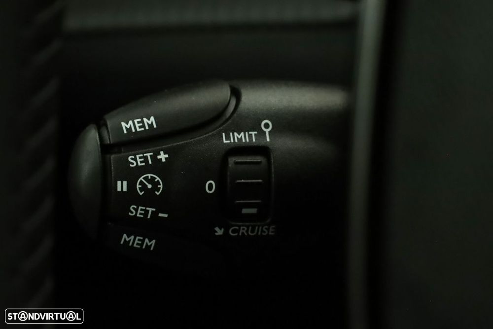 Peugeot 2008 1.2 PureTech Allure - 17