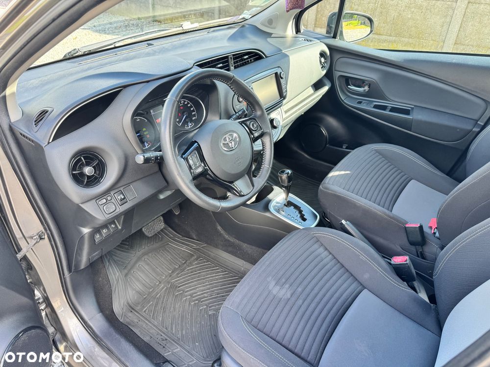 Toyota Yaris Hybrid 100 Business Edition - 12