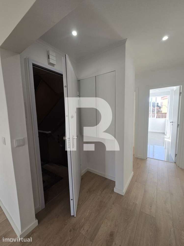 Apartamento T3 com 2 varandas totalmente remodelado na Mina de Água - Grande imagem: 3/11