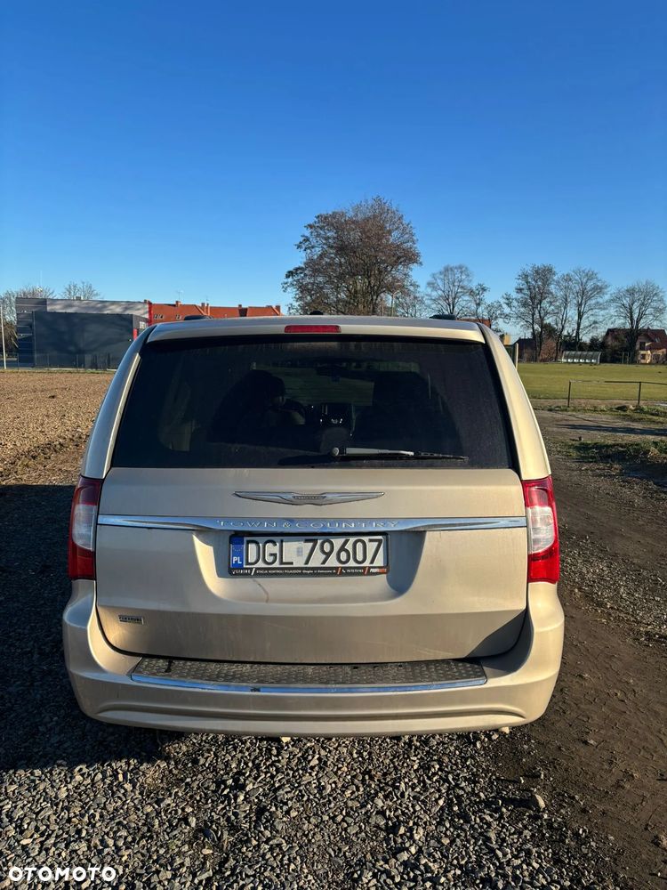 Chrysler Town & Country - 2