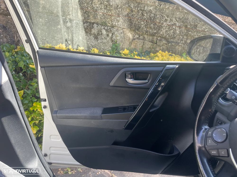 Toyota Auris Touring Sports 1.8 HSD Comfort +P.Techno+P.Sport - 11
