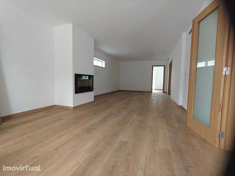 Moradia V3 +1 com piscina a 3 minutos do Palácio do Gelo - Grande imagem: 3/8