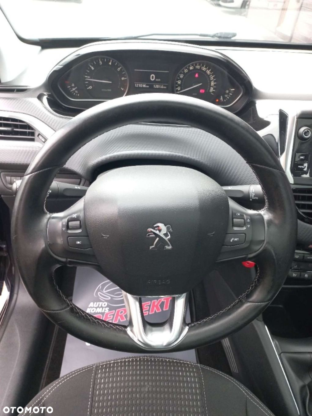 Peugeot 208 - 12