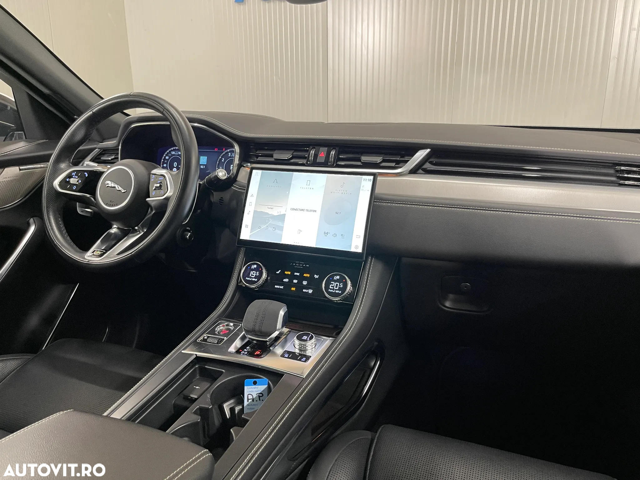 Jaguar F-Pace P250 AWD R-Dynamic SE - 9