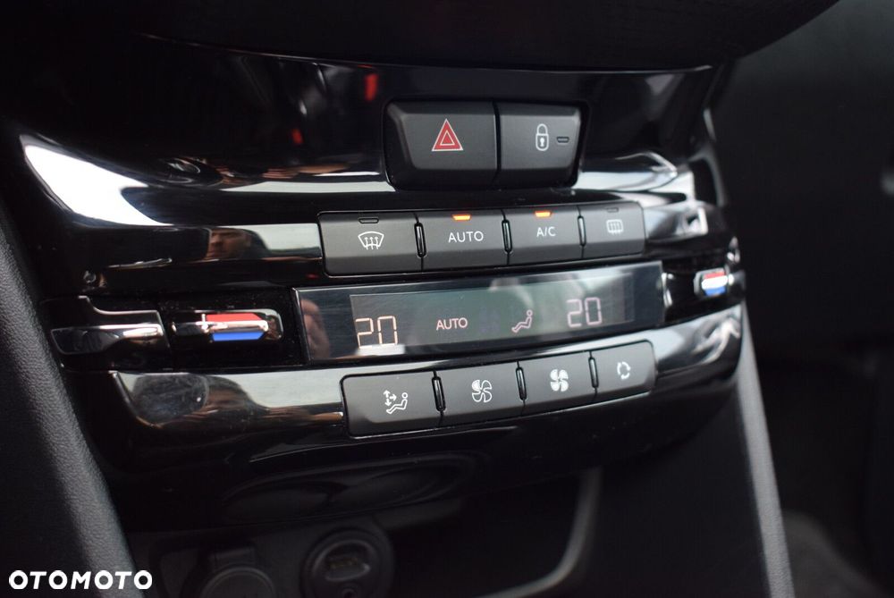 Peugeot 2008 1.2 Pure Tech Allure S&S - 23