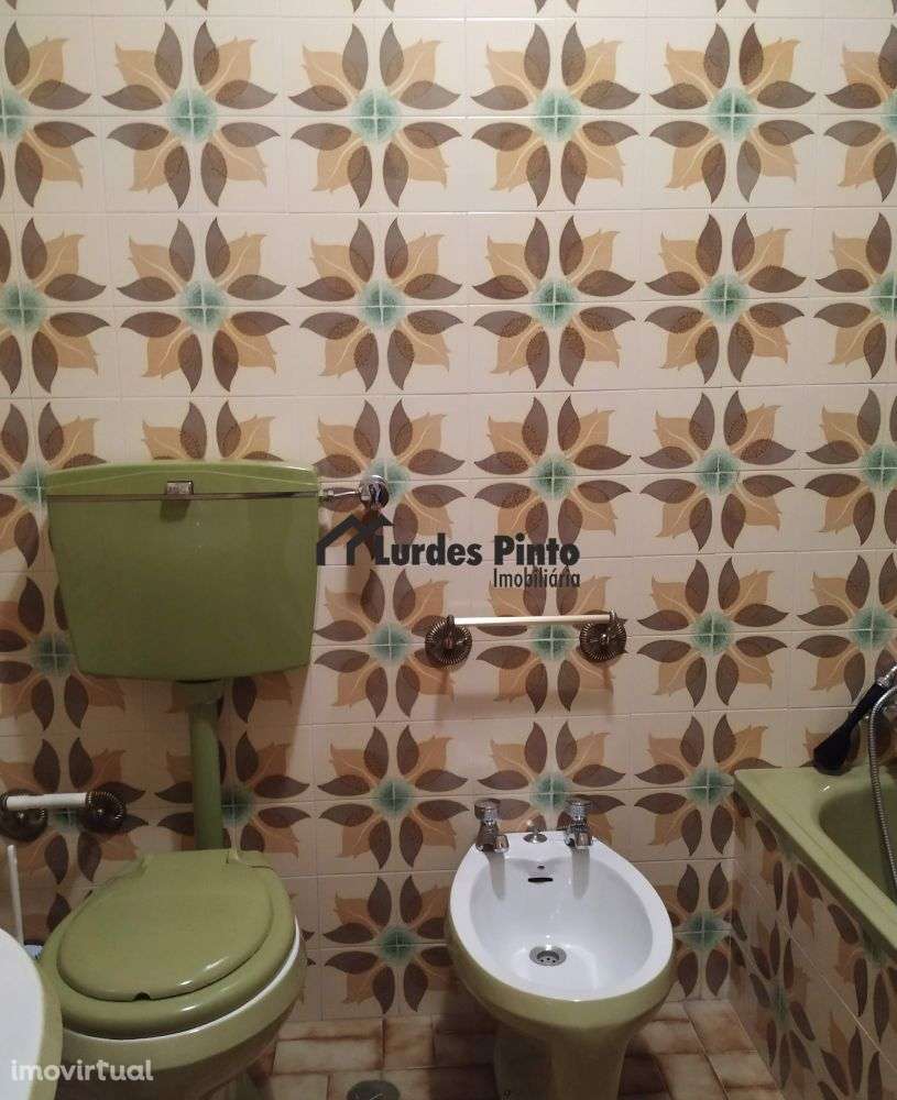 Quarto a raparigas estudantes perto de escolas superiores - Grande imagem: 3/10