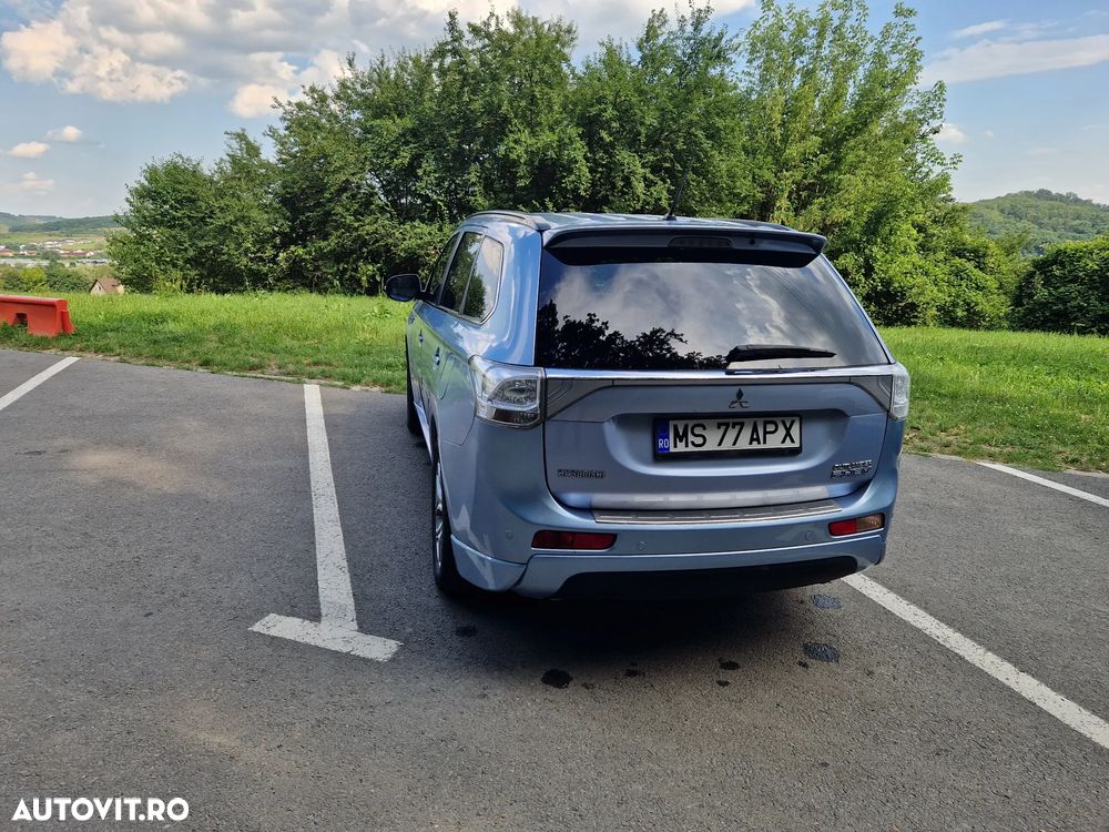 Mitsubishi Outlander 2.0 4WD Plug-In Hybrid Plus - 14
