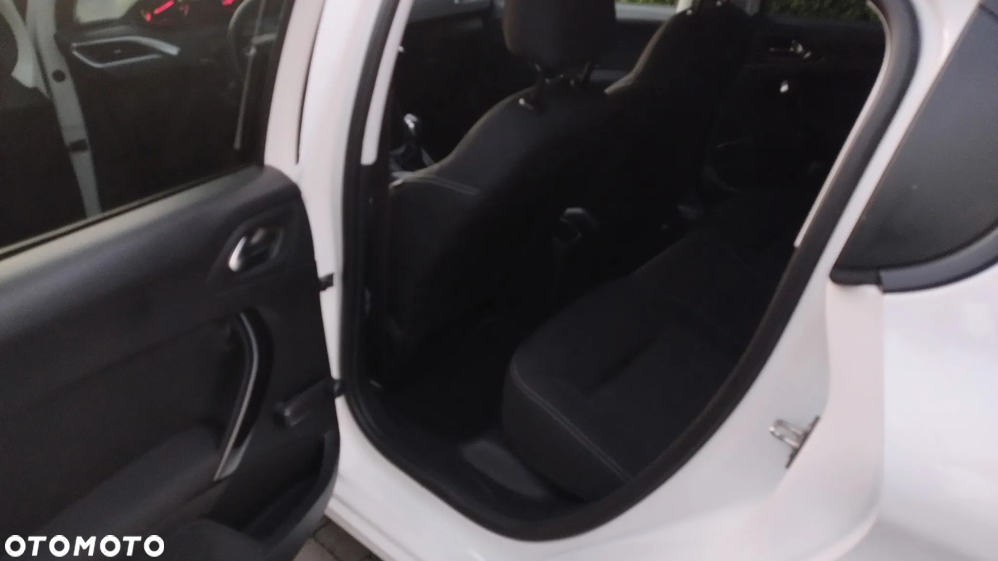 Peugeot 208 - 12