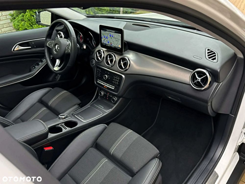Mercedes-Benz GLA 200 7G-DCT Urban - 29