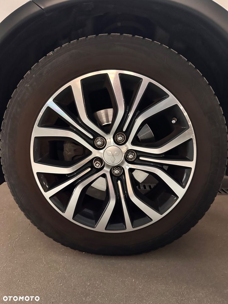 Mitsubishi Outlander 2.0 Instyle + 4WD CVT - 19