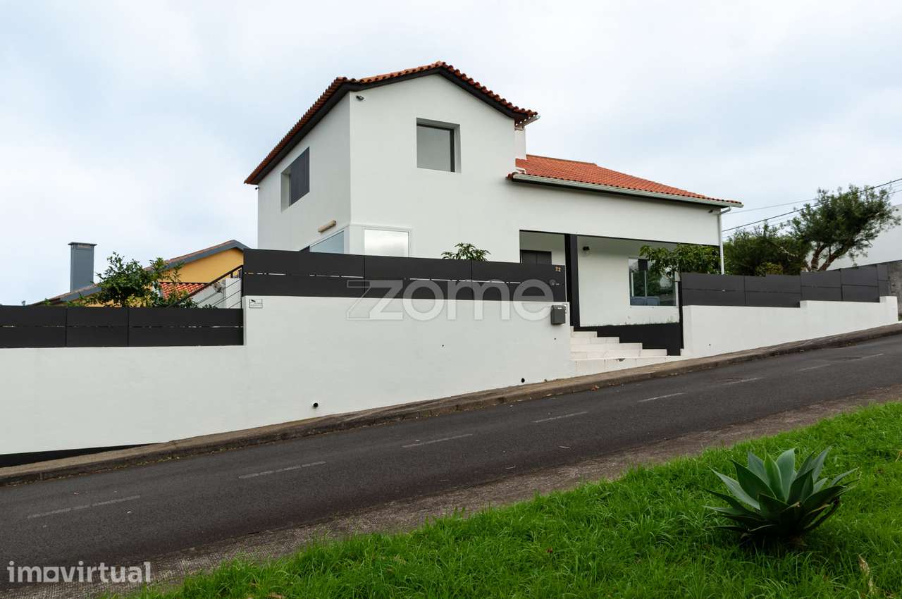 Moradia T3 com Jardim, Churrasqueira e Garagem - Pico da Pedra - Grande imagem: 3/27