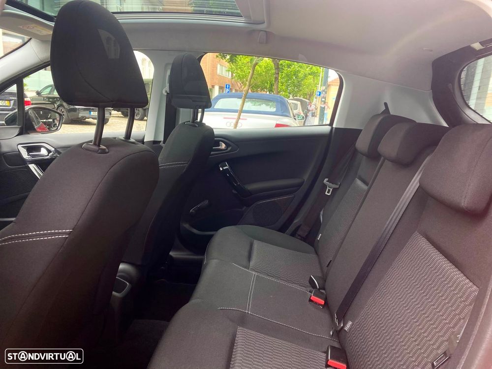 Peugeot 208 1.2 VTi Allure - 23