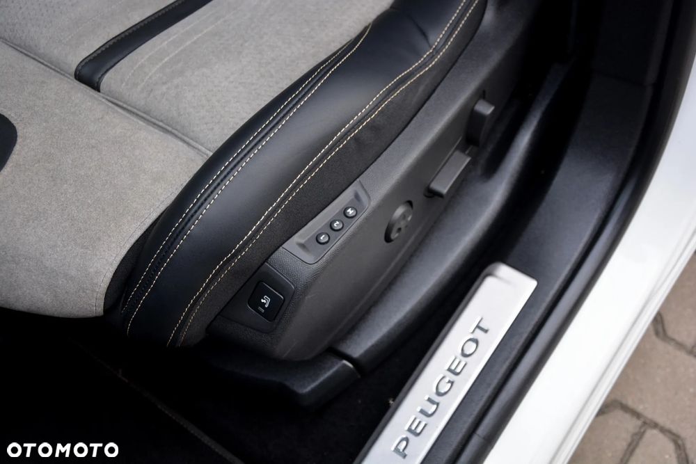Peugeot 3008 Hybrid4 300 e-EAT8 GT - 27