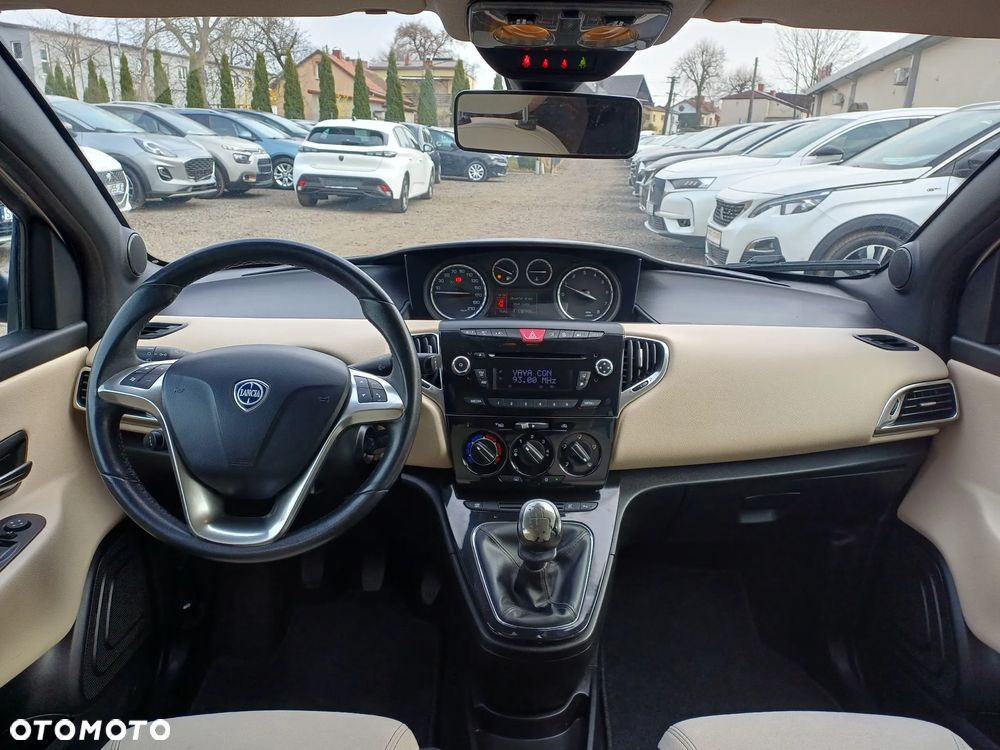 Lancia Ypsilon 1.2 8V Platino (4 os.) - 16
