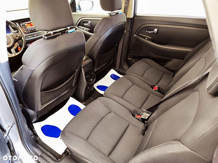 Kia Carens - 33