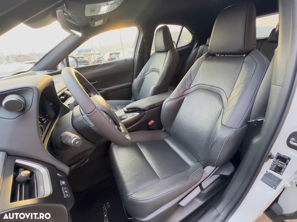 Lexus UX 250h FWD Executive - 13