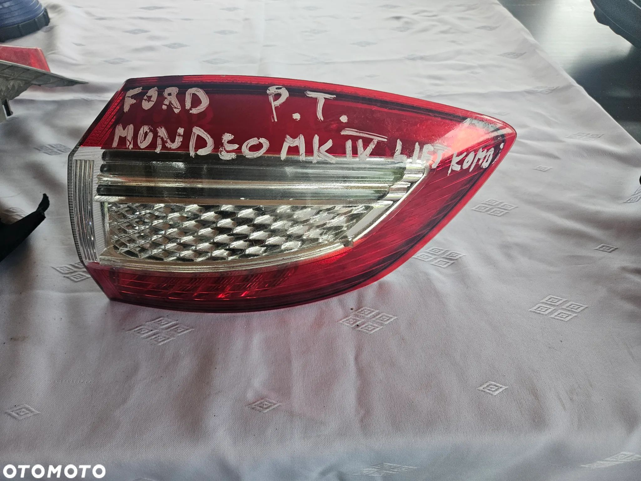 Tylna prawa lampa Europa Ford Mondeo MK4 kombi lift - 1