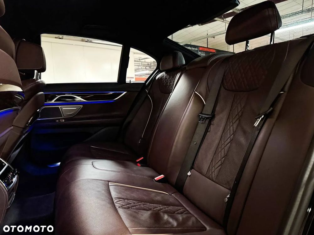 BMW Seria 7 750i xDrive - 17