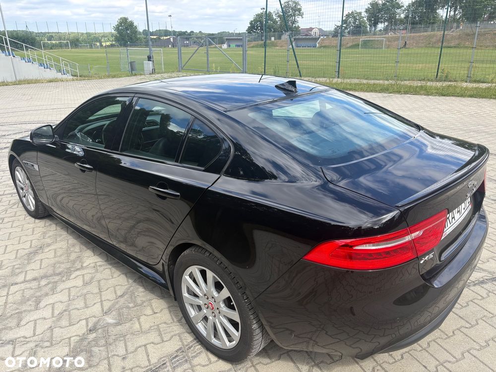 Jaguar XE 2.0 D R-Sport - 6