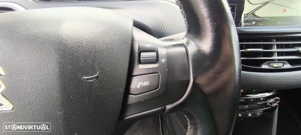 Peugeot 208 1.2 PureTech Allure - 18