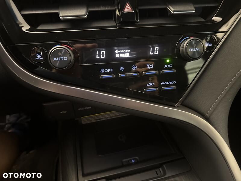 Toyota Camry 2.5 Hybrid Executive CVT - 17