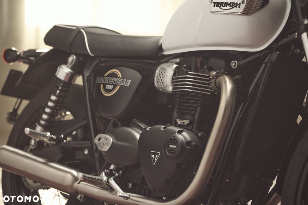 Triumph Bonneville - 2