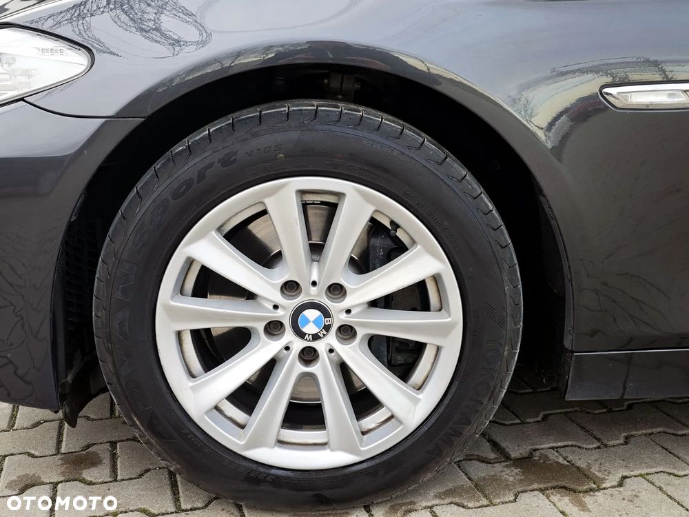 BMW Seria 5 525d xDrive - 9