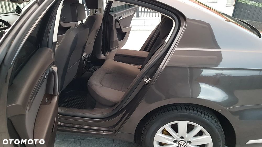 Volkswagen Passat 2.0 TDI DPF Highline - 23
