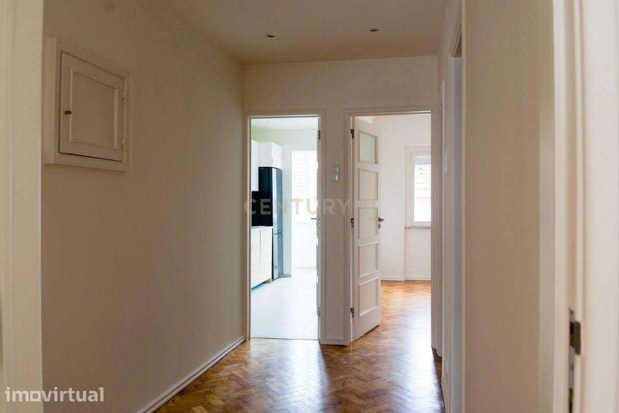 Apartamento Renovado em Benfica, Lisboa - 2 Quartos e Varanda - Grande imagem: 2/19