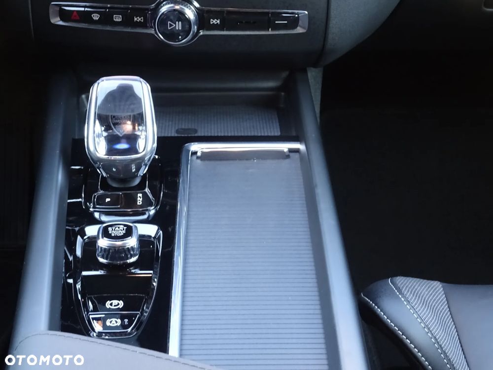 Volvo XC 60 B5 B AWD Plus Black Edition - 22