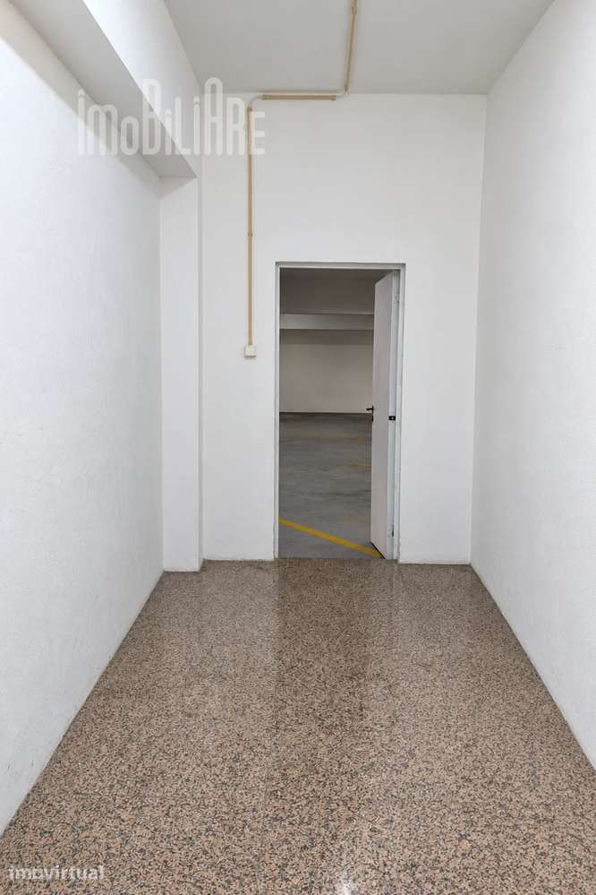 Arrenda-se Armazém com Escritórios na Areosa-Porto/200m2 - Grande imagem: 3/8