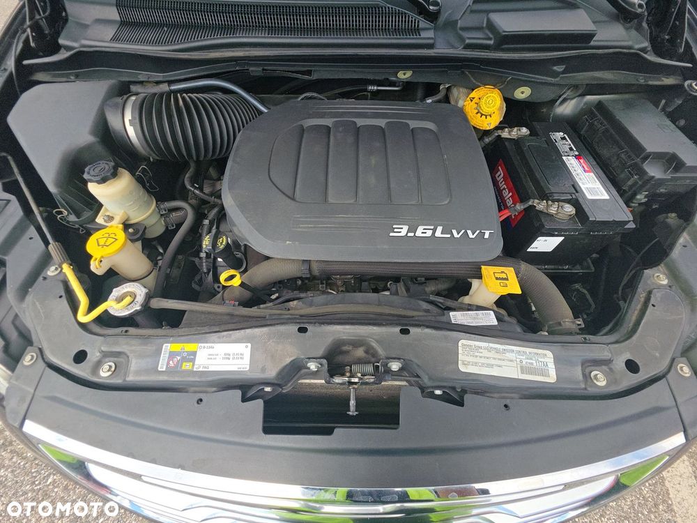 Chrysler Town & Country - 16