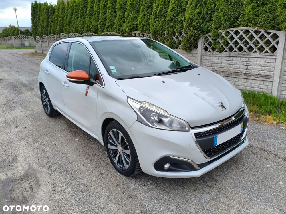 Peugeot 208 - 8