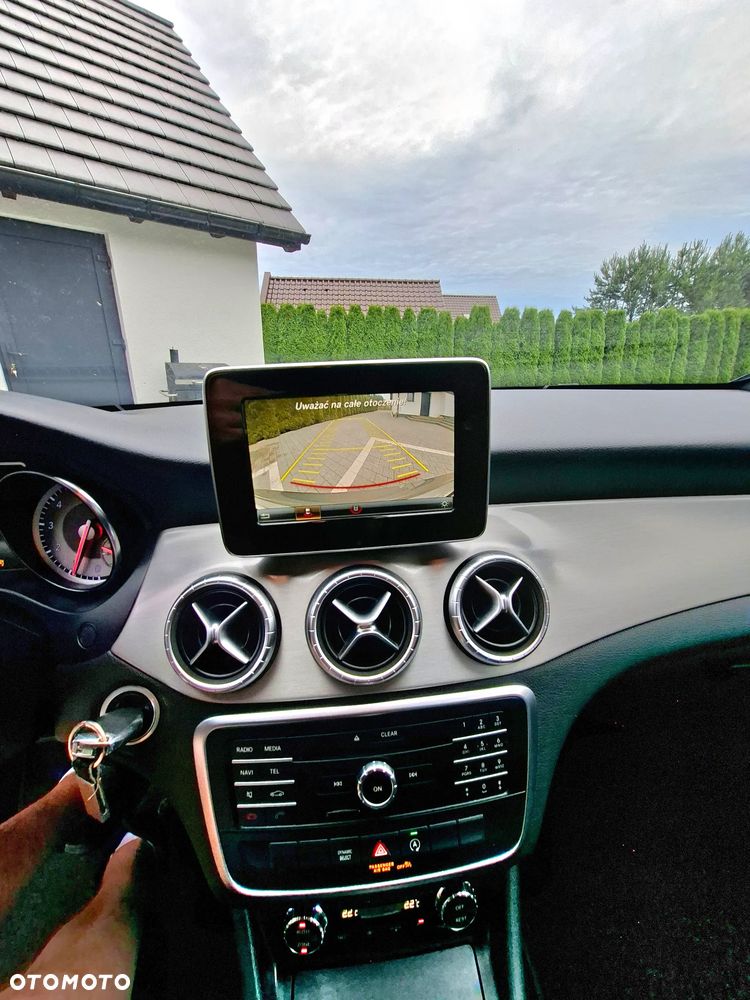Mercedes-Benz CLA 200 Orange Art Edition - 18