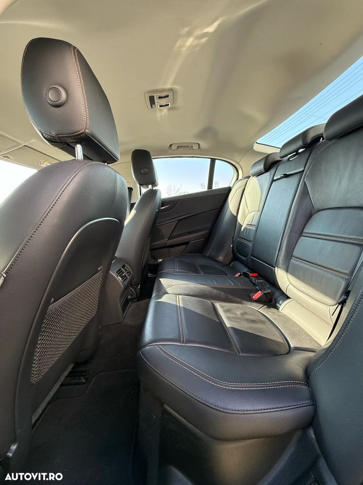 Jaguar XE 2.0 Prestige - 6