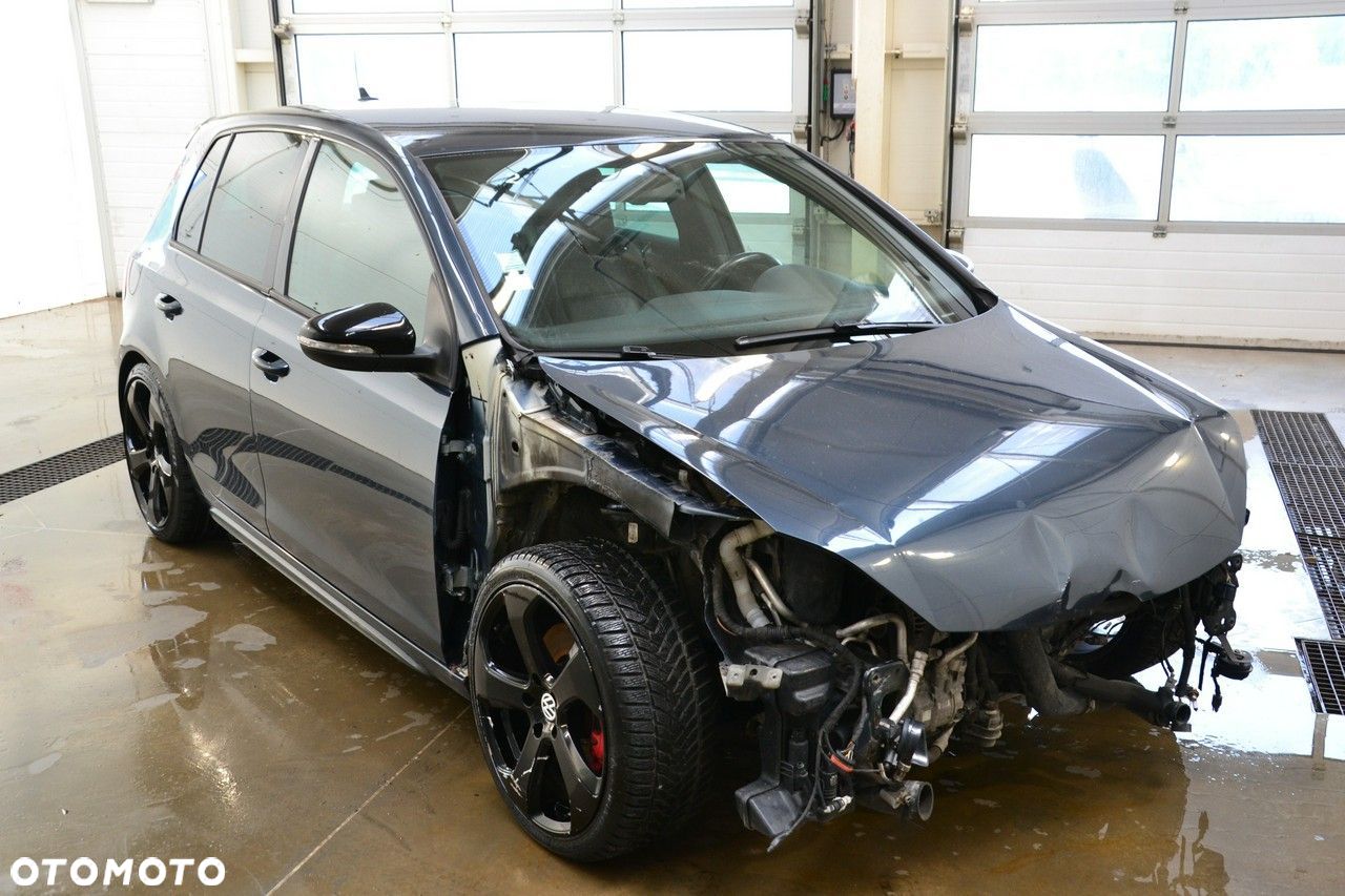 Volkswagen Golf - 1