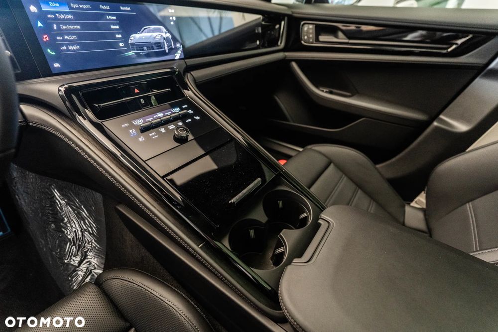 Porsche Panamera 4 E-Hybrid PHEV - 22