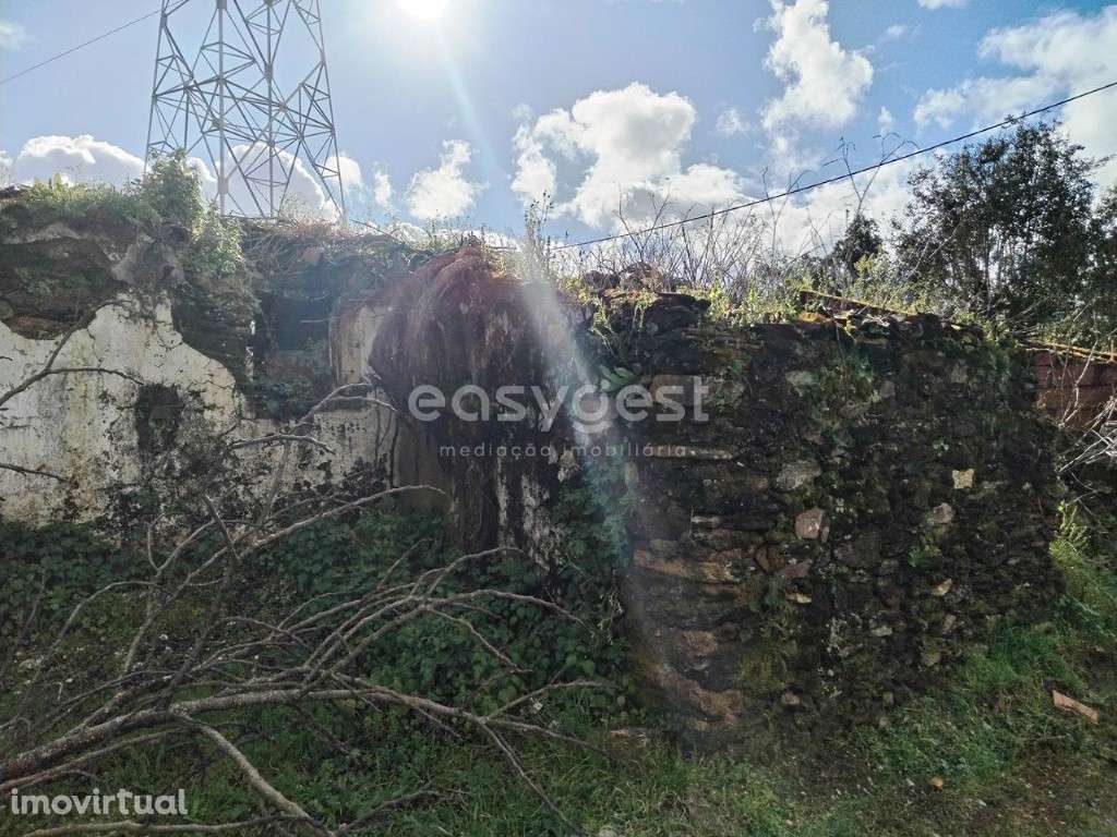 Moradia em ruínas para reconstrução a poucos minutos do Lago Azul - Grande imagem: 4/17