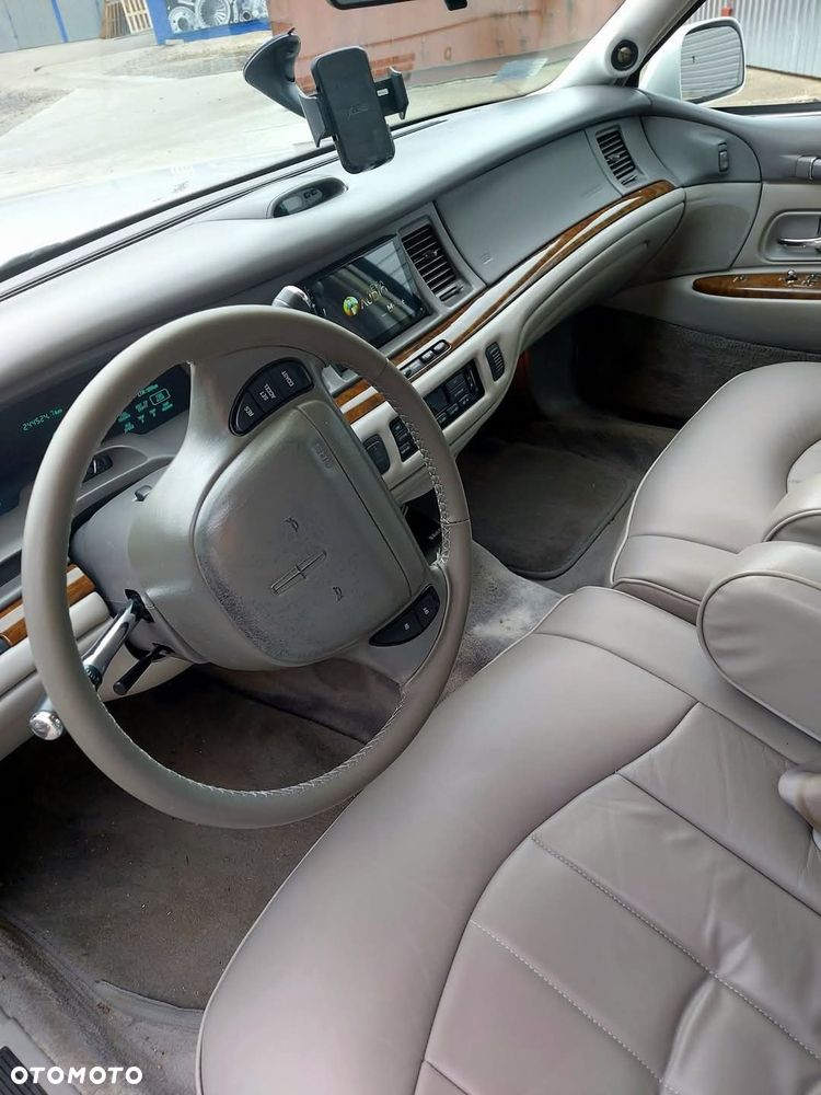 Lincoln Town Car - 9
