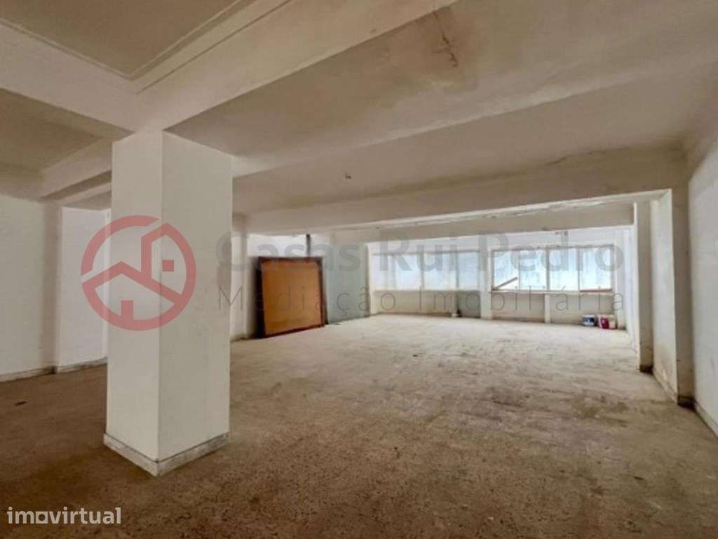 Loja com 210m², excelente localização e com acesso direto para viat... - Grande imagem: 2/20