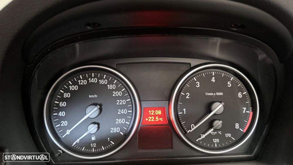 BMW 325 i Auto — fotografia 10