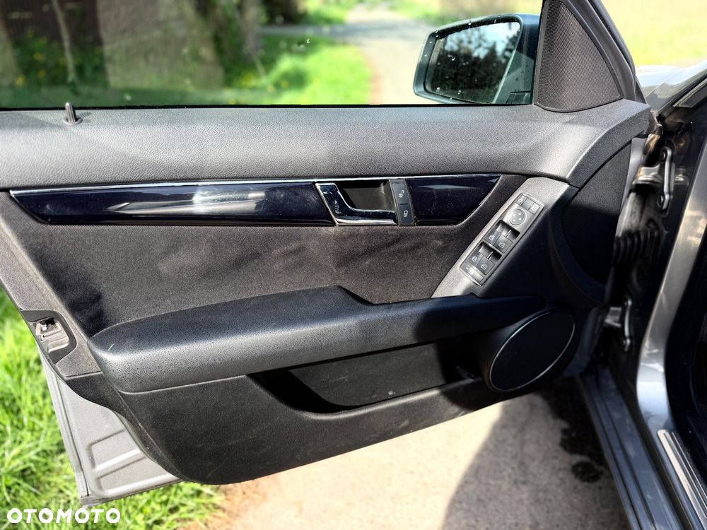 Mercedes-Benz Klasa C 200 (BlueEFFICIENCY) 7G-TRONIC Avantgarde - 33